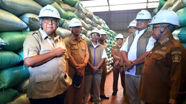 Kabulog Tulungagung Dampingi Bupati Blitar dan Anggota DPR RI Tinjau Stok Pangan di Gudang Garum