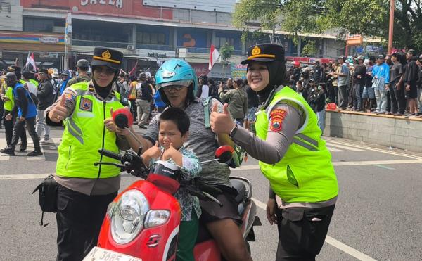 Momen Humanis Polwan Cantik Layani Foto Bersama Warga di Tengah Demo Nelayan Pati