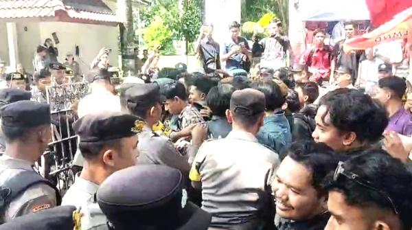 Demo Mahasiswa Ricuh saat Gubernur NTB Tak Temui Massa, Aparat dan Massa Sempat Bersitegang