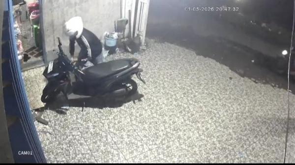 Terekam CCTV, Maling Gondol Honda Vario Warga Wonokarang Balongbendo Sidoarjo dalam Dua Detik