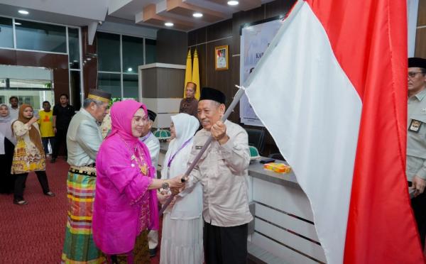 Lepas 164 Jemaah Haji, Bupati Barru Ingatkan Pentingnya Jaga Kesehatan dan  Khusyuk Beribadah