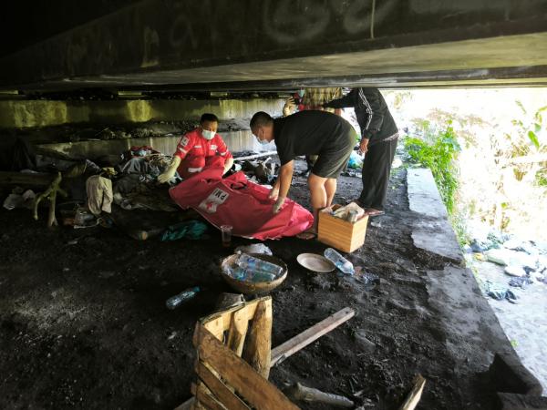 Geger! Perempuan Tanpa Identitas Ditemukan Tewas di Kolong Jembatan Kali Pening Jenarsari