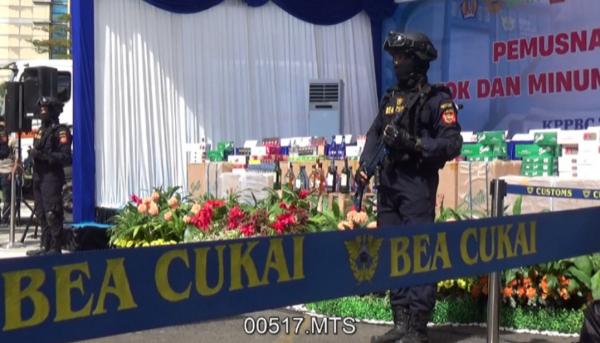 Bea Cukai Musnahkan 31,9 Juta Batang Rokok Ilegal dan Ribuan Liter Miras di Makassar