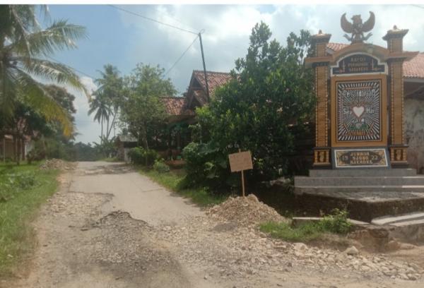 Aspal Mengelupas Parah, Warga Adiluwih Protes Dump Truck Melintas