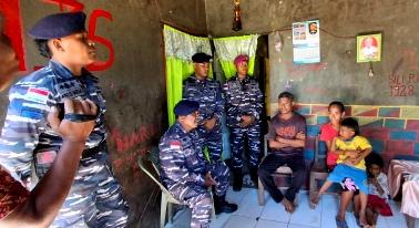 Puluhan Tahun Nikmati Cahaya Pelita,  TNI AL Bantu Warga Atapupu Pasang Listrik Baru Gratis