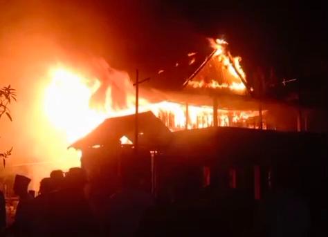 Kebakaran Hebat Hanguskan Rumah Panggung di Pangkep