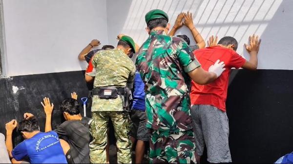 Petugas Gabungan Razia di Lapas Indramayu, Temukan Barang Terlarang di Blok Hunian