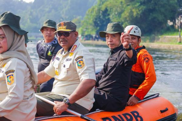 Gerakan Indonesia ASRI Resmi Diluncurkan, Satpol PP Turun Bersihkan 2 Ton Sampah di Situ Gede