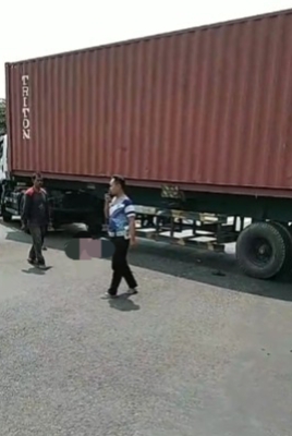 Pemotor Asal Subang Tewas Terlindas Kontainer di Perempatan Sadang Purwakarta