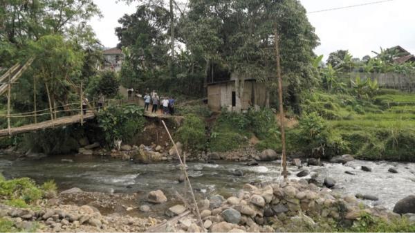 Akses Warga Terputus, Pemkab Garut Siapkan Jembatan Permanen di Banjarwangi