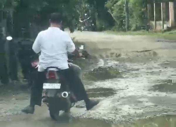 Viral ! Plt Kadis Pertanian Rela Dibonceng Motor Tembus Jalan Licin demi Selamatkan Sawah Petani