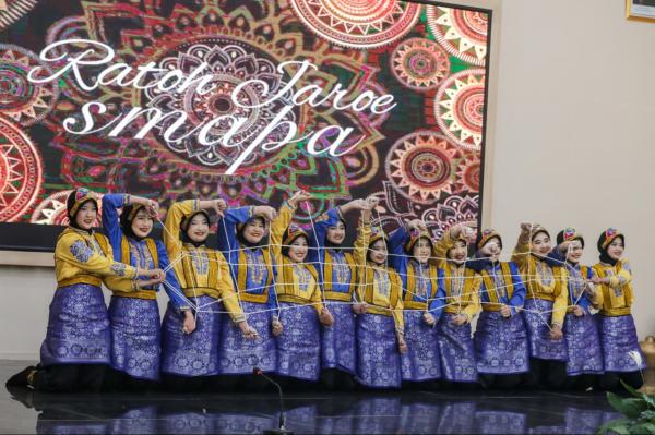 Top! Tim Ratoeh Jaroeh SMAN 4 Semarang Juara Lung Pu Suang Internasional Folklore Contest Thailand