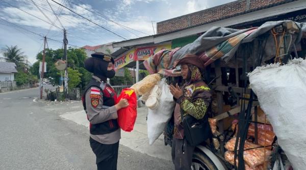 Polda Aceh Turun ke Jalan Bagikan Sembako untuk Lansia dan Warga Kurang Mampu