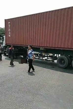 Lansia Tewas Terlindas Kontainer di Lampu Merah Sadang Purwakarta
