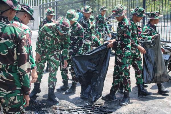 Pascainsiden Persipura, TNI dan Warga Pulihkan Kondisi Stadion Lukas Enembe