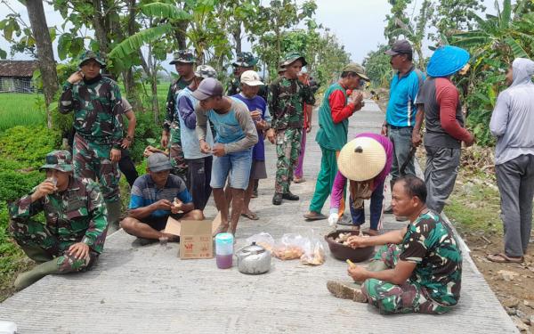Potret Nyata Kemanunggalan TNI-Rakyat, Satgas TMMD dan Warga Sarapan Bersama di Tengah Sawah