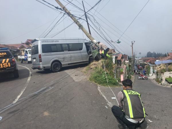 Angkut Wisatawan WNA, Toyota Hiace Tabrak Sejumlah Mobil di Jalur Bromo Probolinggo