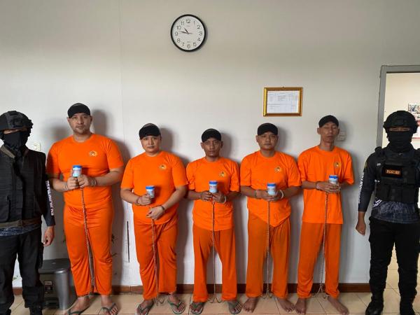 7 Jam Perjalanan Dikawal Ketat TNI-Polri, Ammar Zoni Kini Terisolasi di Balik Jeruji Nusakambangan