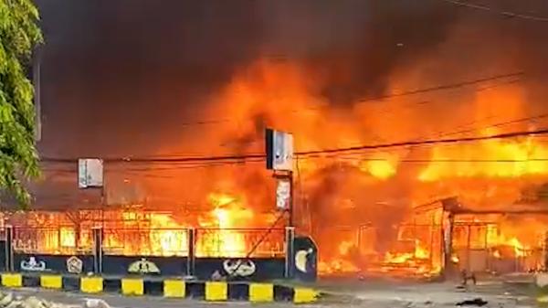 BREAKING NEWS 11 Ruko Koperasi Den Zipur 10/KYD Waena Ludes Terbakar!