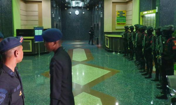 BREAKING NEWS Brimob Kawal Ketat Pemindahan 321 WNA Terduga Bandar Judol dari Hayam Wuruk Plaza