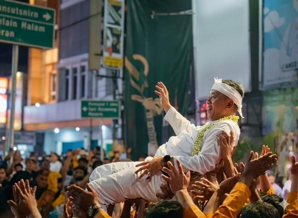 Simbol Kedekatan dengan Rakyat, Bupati Aep Diangkat Warga di Tengah Kirab Budaya Tatar Sunda