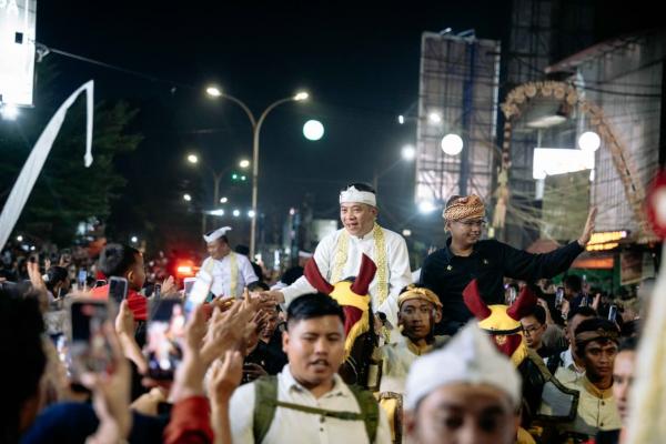 Momen Bupati Aep Menunggangi Kuda Bikin Warga Histeris di Kirab Mahkota Binokasih Karawang