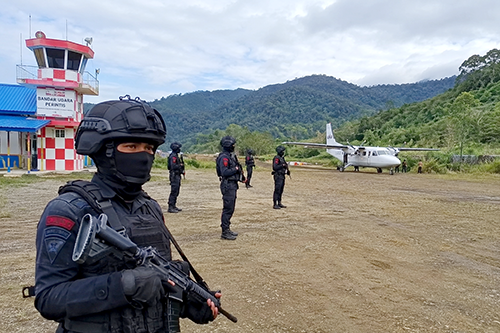 Dua Personel Kopasgat Diserang Sekelompok OTK di Bandara Enarotali, Satu Pucuk Senpi Dirampas
