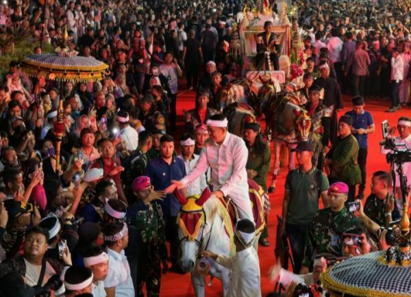 Kirab Mahkota Binokasih Semarakkan Cirebon, KDM : Kota Wali yang Jadi Miniatur Pluralisme Indonesia