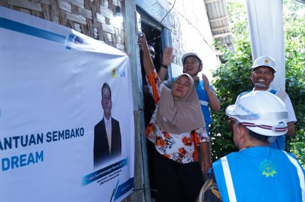 Bu Atik Warga Siantar Baru Bisa Menikmati Listrik Gratis, Dulu Gelap Gulita Tanpa Aliran