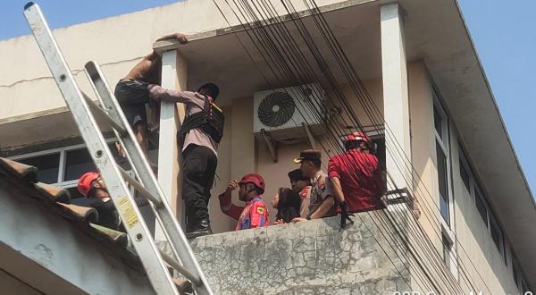 2 Jam Menegangkan, Polisi Gagalkan Percobaan Bunuh Diri Pria Lansia dari Atap di Purwokerto Selatan