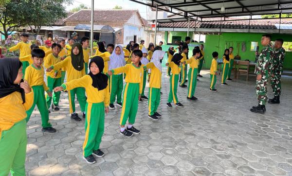 Potret Antusiasme Siswa SDN Plumbungan IV Dilatih Baris-berbaris oleh Satgas TMMD