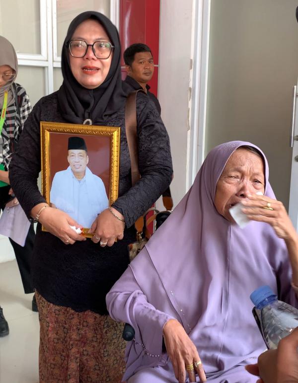 Gelar Terakhir untuk Almarhum Kang Emay, Suasana Wisuda UNSIKA Dipenuhi Air Mata