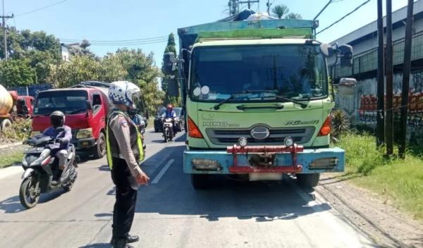 Pindah Lajur di Buduran Sidoarjo, Truk Gandeng Serempet Motor hingga Pengendara Tewas