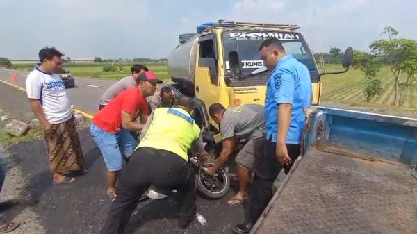 Kecelakaan Truk Tangki Putar Balik Tabrak Motor Ibu-ibu Pulang Pengajian di Jombang,  2 Luka Parah