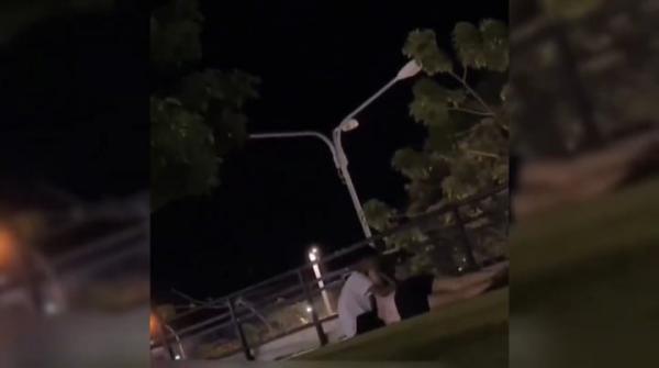 Viral! Pasangan Muda-mudi Bermesraan di Alun-alun Tuban Terekam CCTV