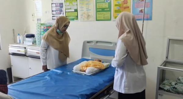 Penemuan Bayi Perempuan Masih Terikat Tali Pusar di Kandang Sapi Gegerkan Warga