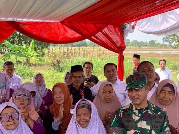 Momen Hangat Bupati Aep Bersama Puluhan Peserta Didik Sekolah Lansia di Cilamaya Kulon