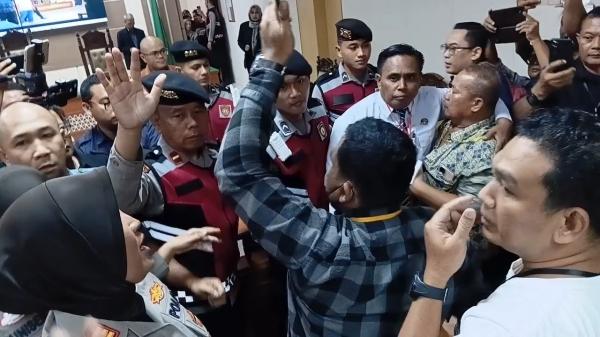 Sidang Pembunuhan Satu Keluarga di Indramayu Ricuh, Hakim Sempat Skors Persidangan