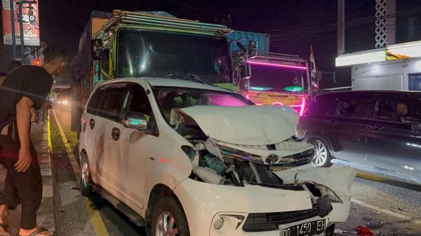 Tabrakan Beruntun di Pangkep, Truk Hino Diduga Seruduk Tiga Mobil saat Lampu Merah