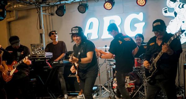 Musisi Karawang Bersatu di Tiba-Tiba Showcase, Eet Sjahranie Soroti Era Digital