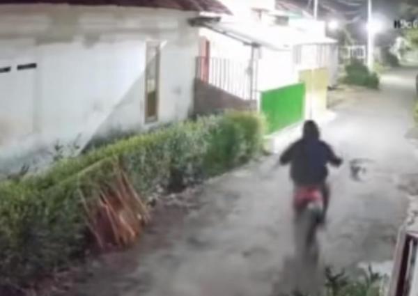 Usai Rumah Diguncang Bondet, Keluarga Korban Datangi Polsek Kraksaan
