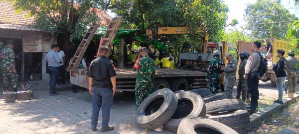 Penertiban Aset Negara di Belakang Terminal Purabaya, Dua Kompresor Besar Belum Dievakuasi