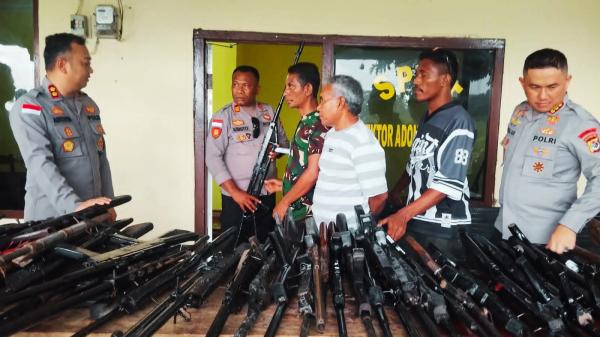 Tokoh Adat Dusun Bele Flores Timur Serahkan 52 Senjata Rakitan kepada Polisi