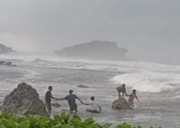 Liburan Berujung Petaka! Wisatawan asal Garut Tewas Terseret Ombak di Pantai Madasari Pangandaran