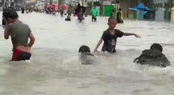 Banjir Rob Kembali Landa Pemalang, Genangan Jadi Kolam Renang bagi Anak-Anak