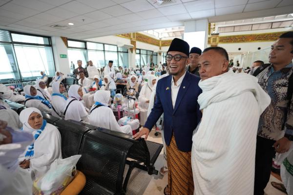 Pastikan Pemberangkatan Haji Embarkasi Surabaya Lancar, Wamenhaj Tinjau Mecca Router di Juanda