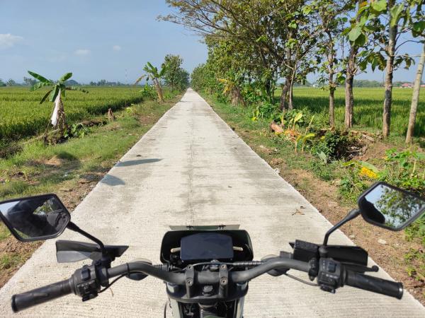 Ngegas Angkut Hasil Panen, Petani Desa Puro Kini Tak Takut Terpeleset