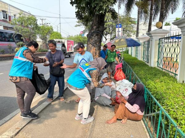 PLN Cikarang Gandeng UMKM Lewat Jumat Berbagi, Salurkan Ratusan Paket Makanan ke Masyarakat