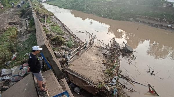 Jembatan Penghubung Kaliwungu–Brangsong Roboh Diterjang Banjir Sungai Waridin