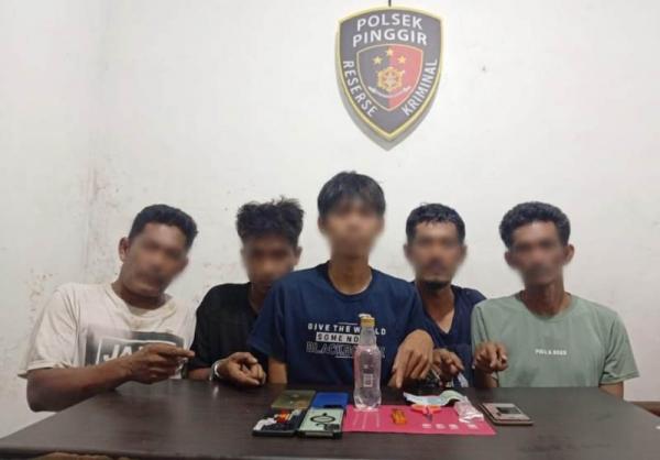 Polisi Gerebek Rumah Petak di Bengkalis, 5 Orang Ditangkap Saat Pesta Sabu